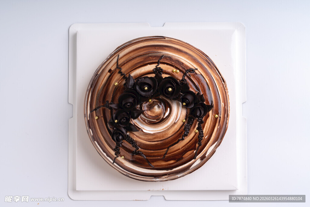 巧克力淋面蓝莓装饰蛋糕