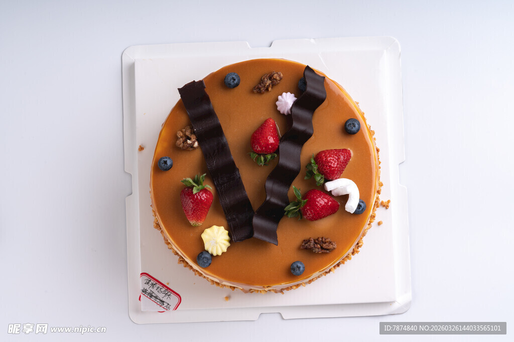 美味水果装饰的巧克力蛋糕