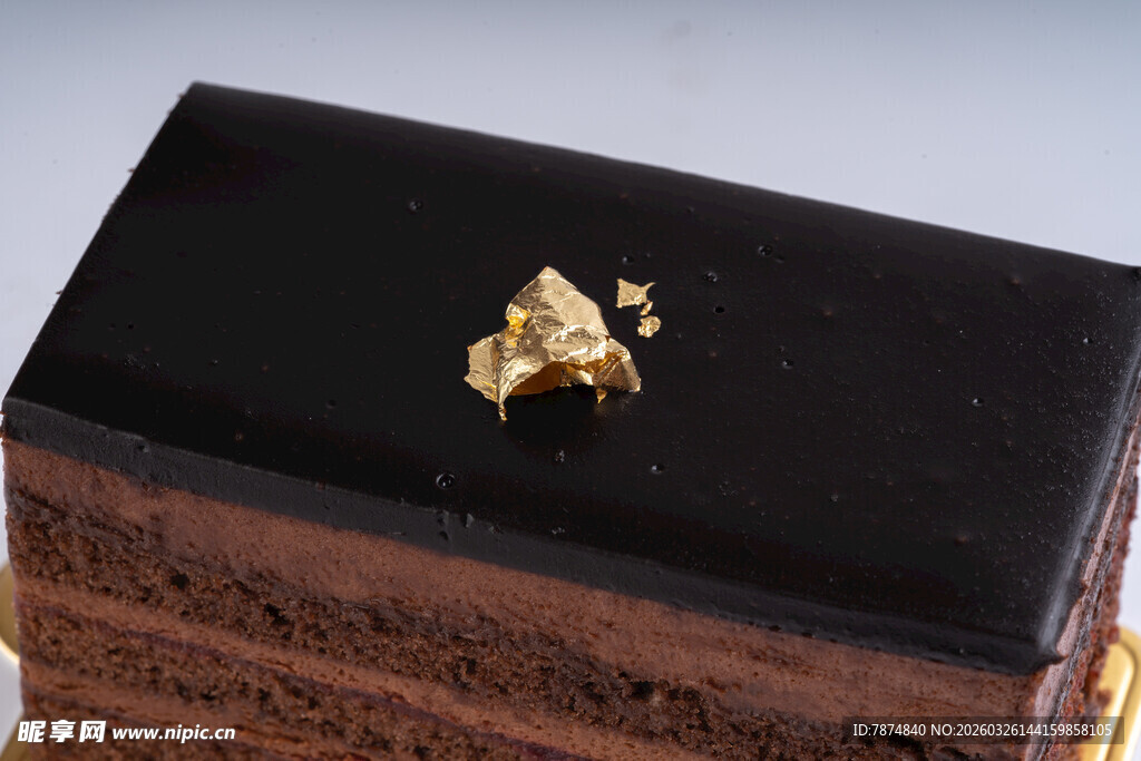 巧克力蛋糕上的精致金饰