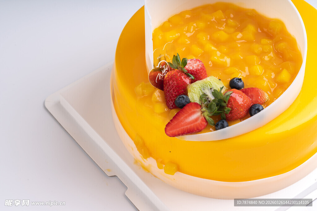 芒果布丁配新鲜莓果