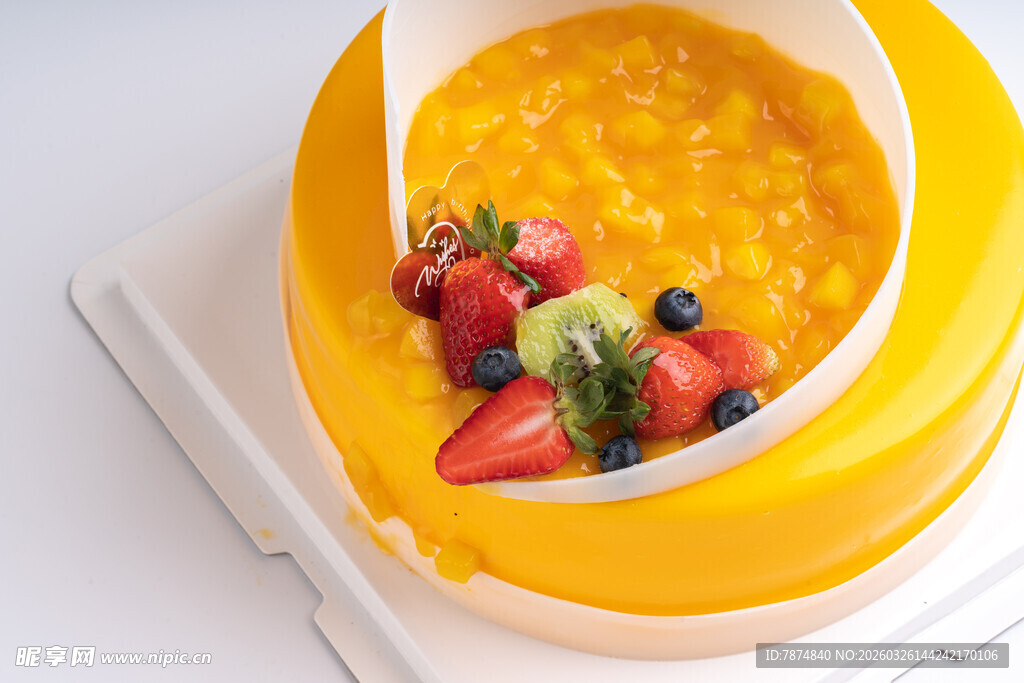 水果装饰的黄色美味蛋糕