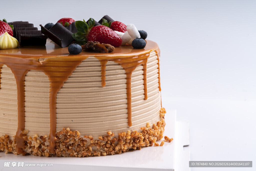 美味水果淋酱坚果装饰蛋糕