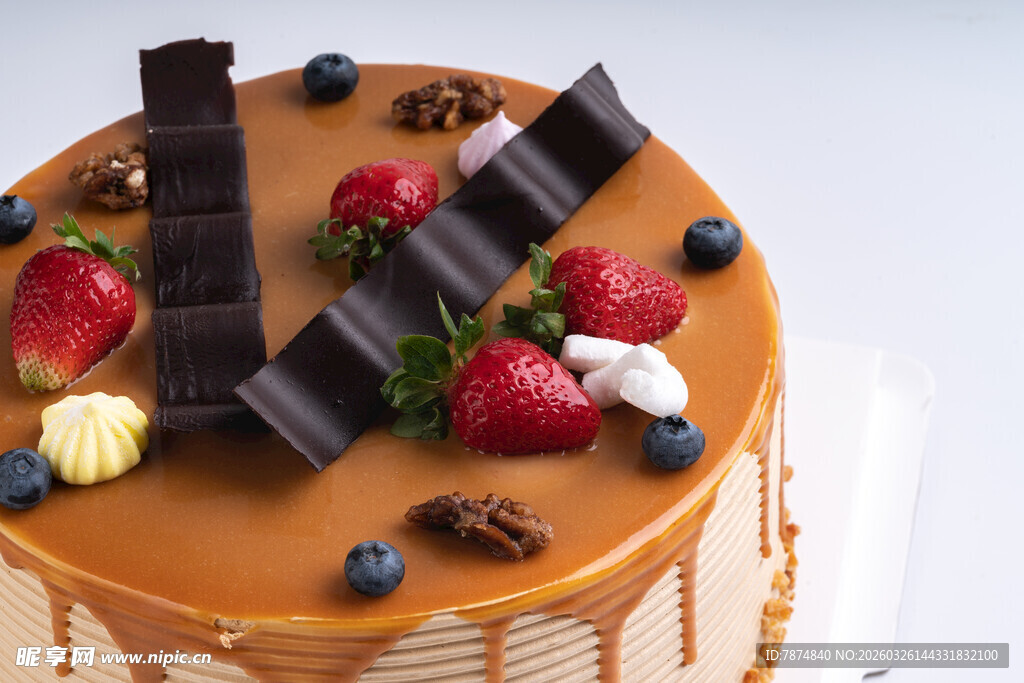 巧克力鲜果装饰美味蛋糕