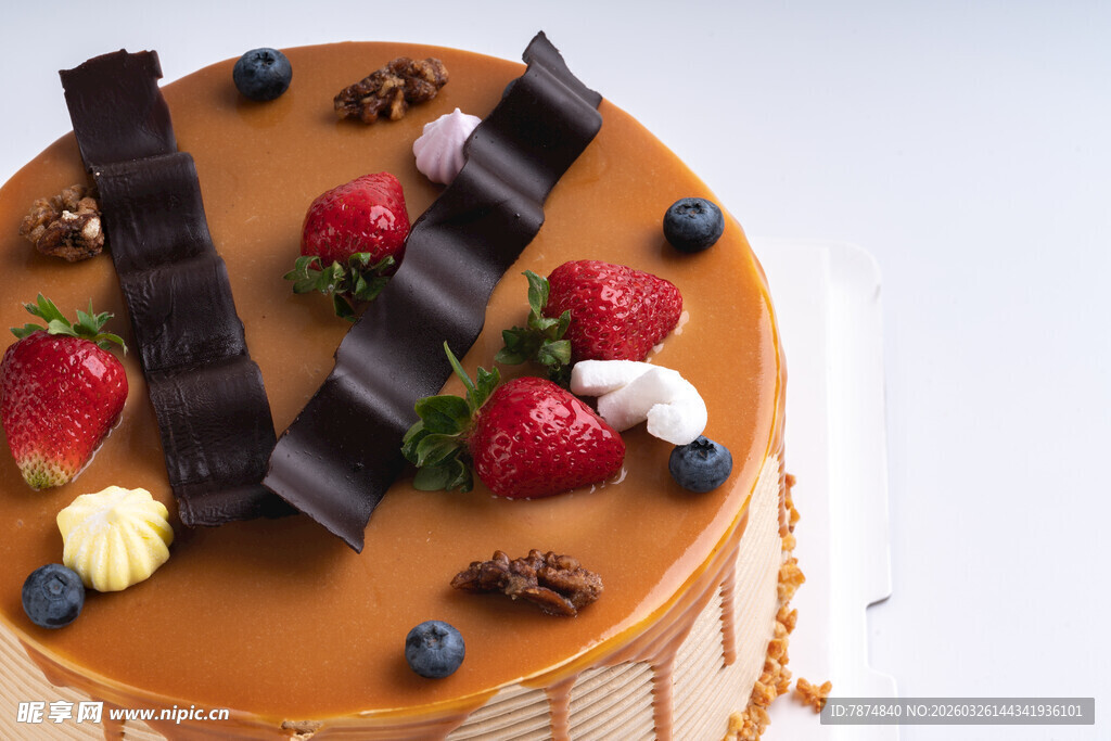 巧克力浆果装饰美味蛋糕