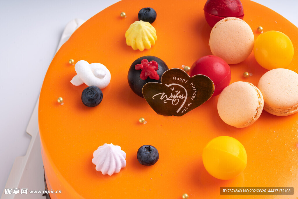 多彩马卡龙装饰的美味蛋糕