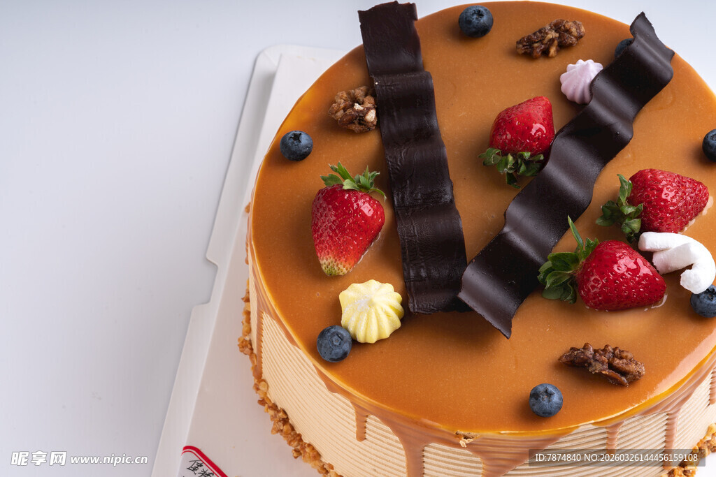 巧克力浆果装饰美味蛋糕