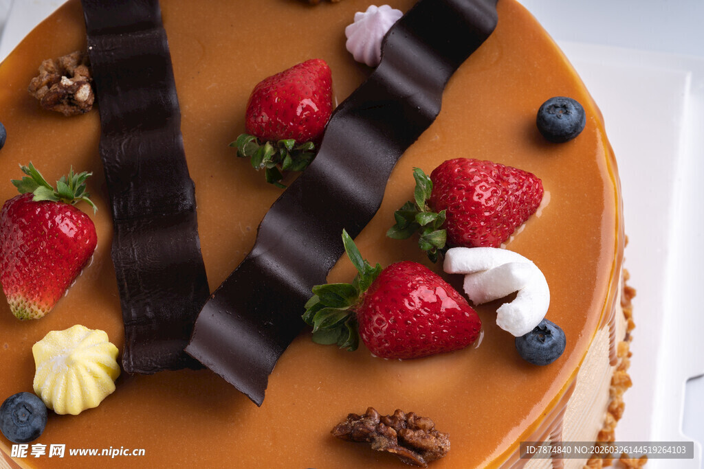 美味巧克力鲜果装饰蛋糕