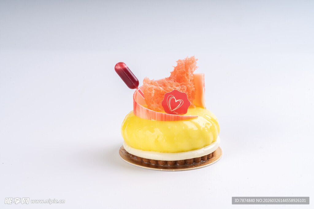 精致水果装饰的美味蛋糕