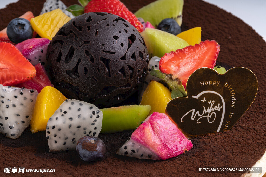 巧克力蛋糕配多彩水果