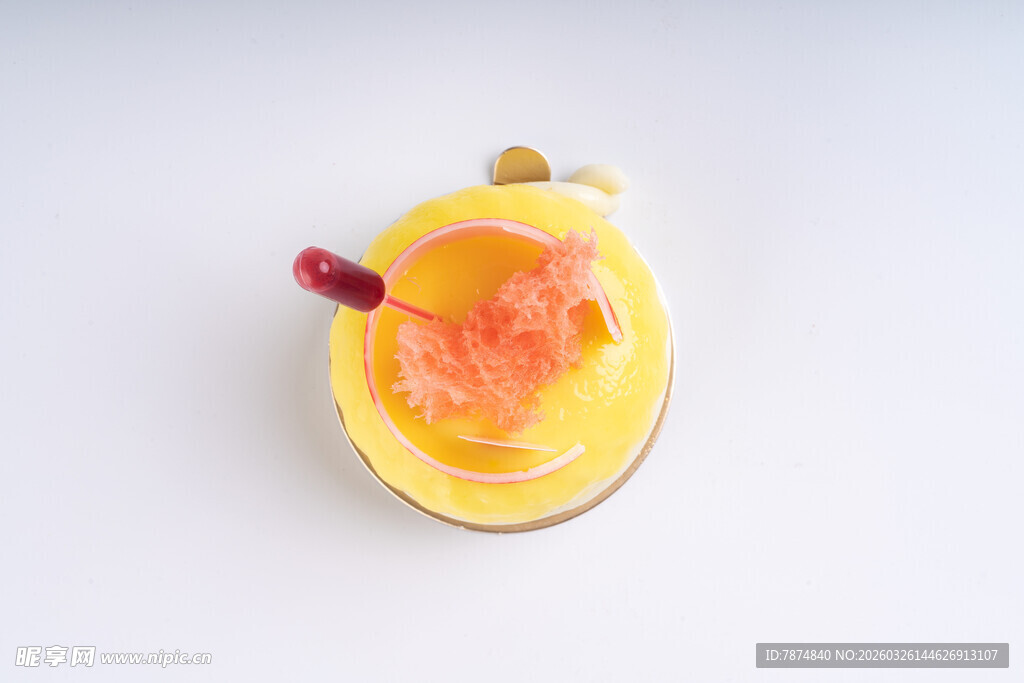 黄色饮品配红色装饰