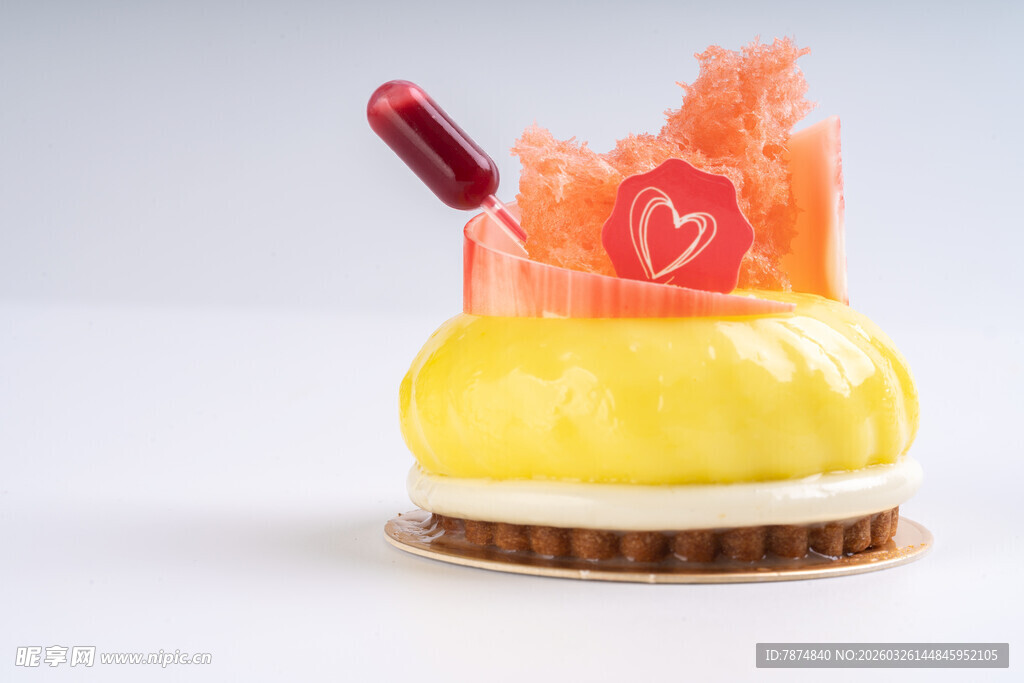 精致爱心装饰的美味慕斯蛋糕