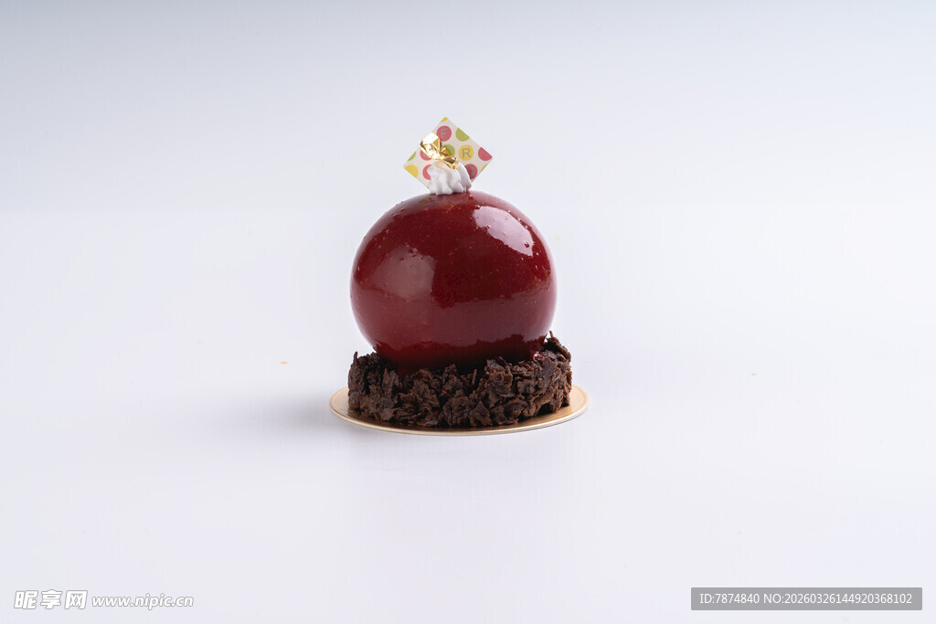 红色果实配皇冠造型摆件