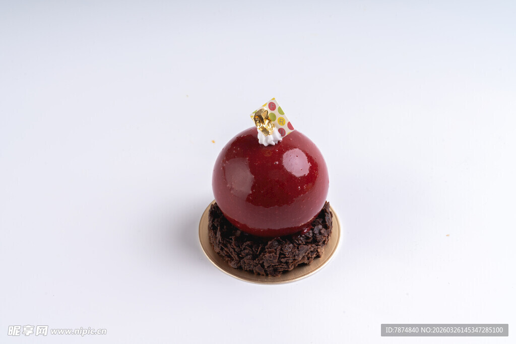 精致红果巧克力甜点