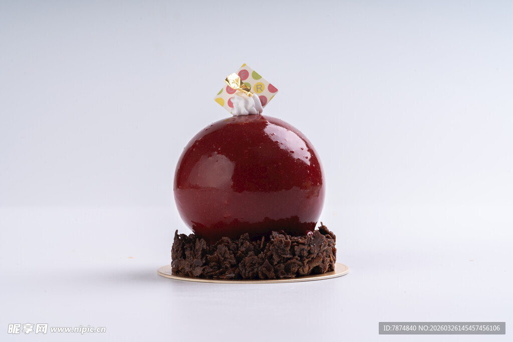 精致红丝绒蛋糕配皇冠装饰