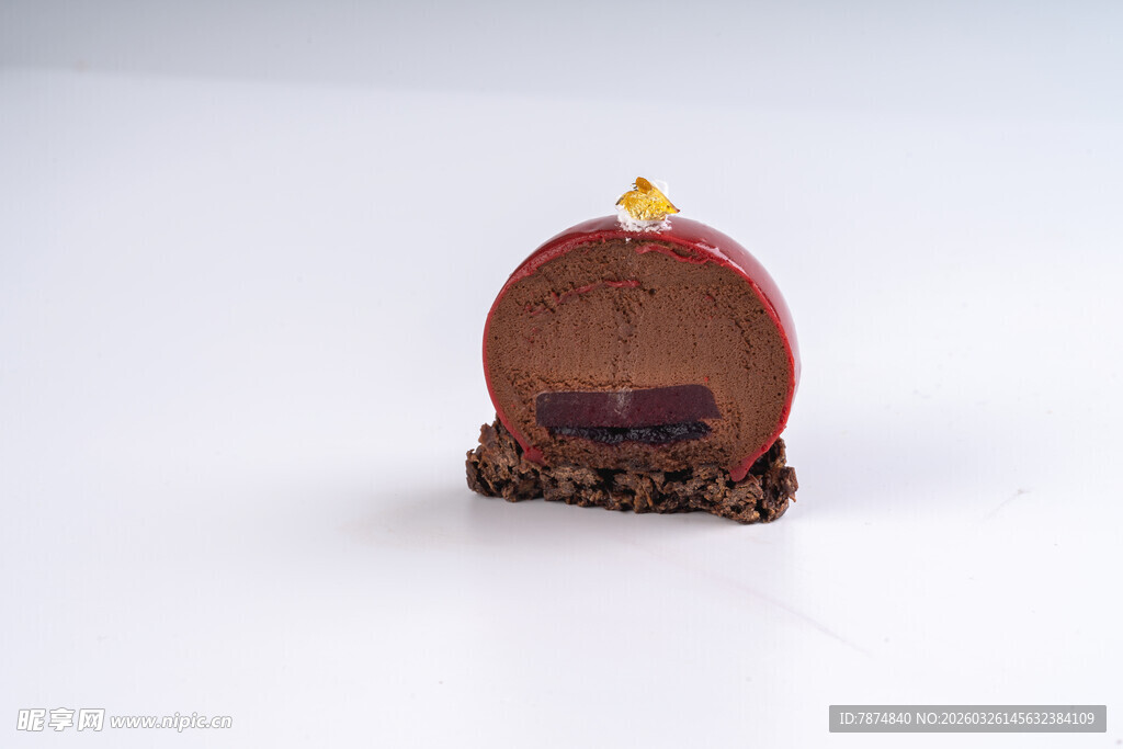 巧克力半圆甜点 点缀精美