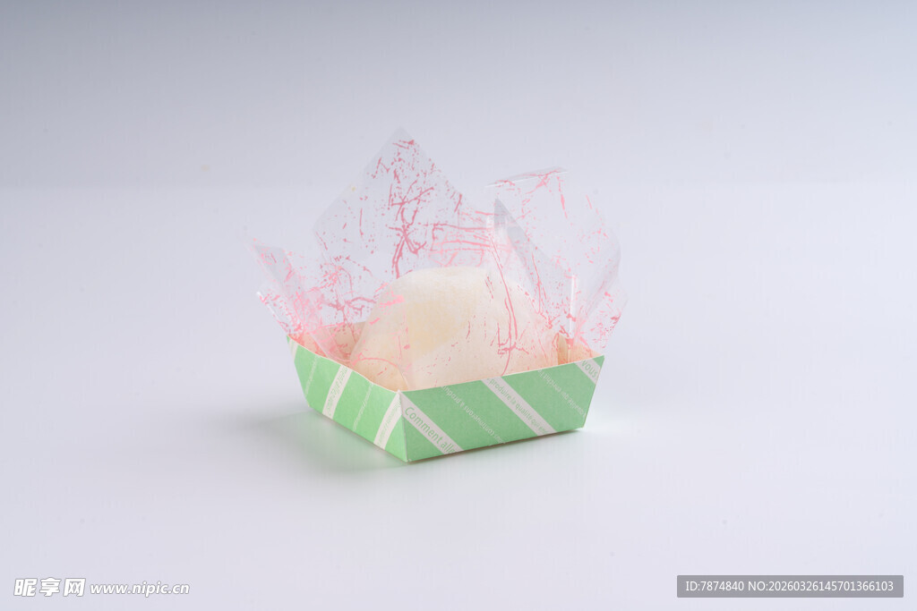 彩色花纹纸杯中的糕点