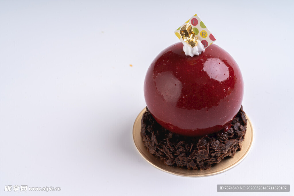 红丝绒球形甜点精致诱人