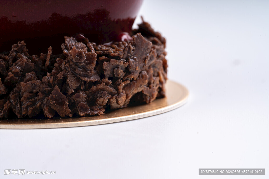 巧克力装饰的美味蛋糕