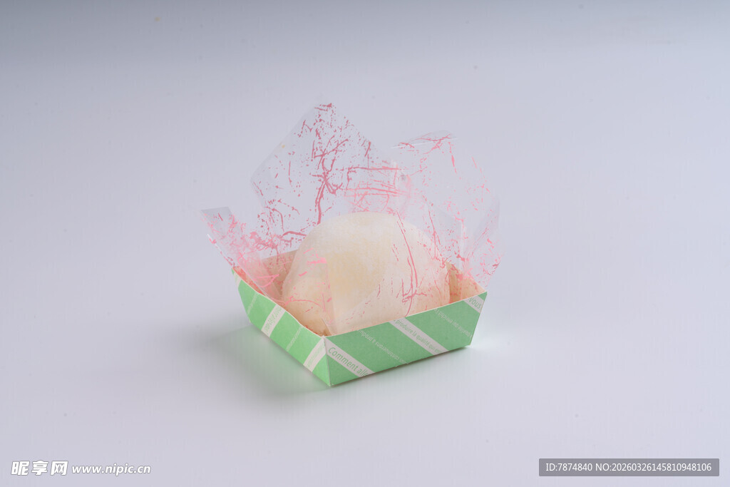 绿色纸盒中的粉色渐变糕点