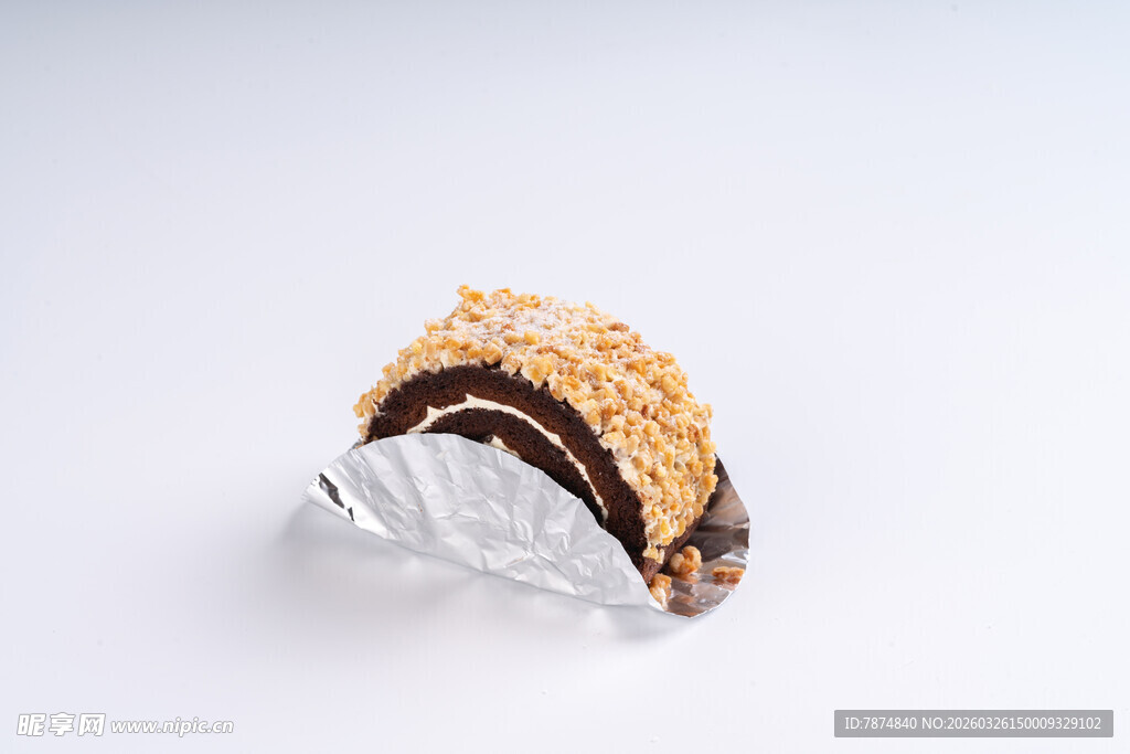 美味巧克力坚果蛋糕卷