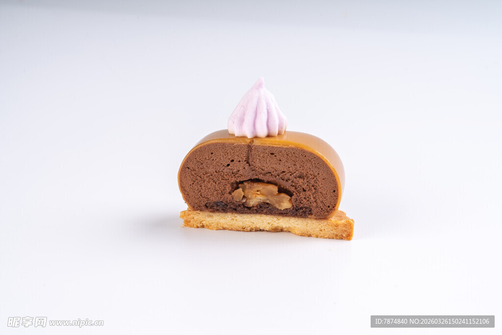 巧克力蛋糕卷 顶部插小装饰