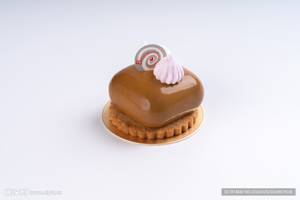 精致巧克力装饰小蛋糕