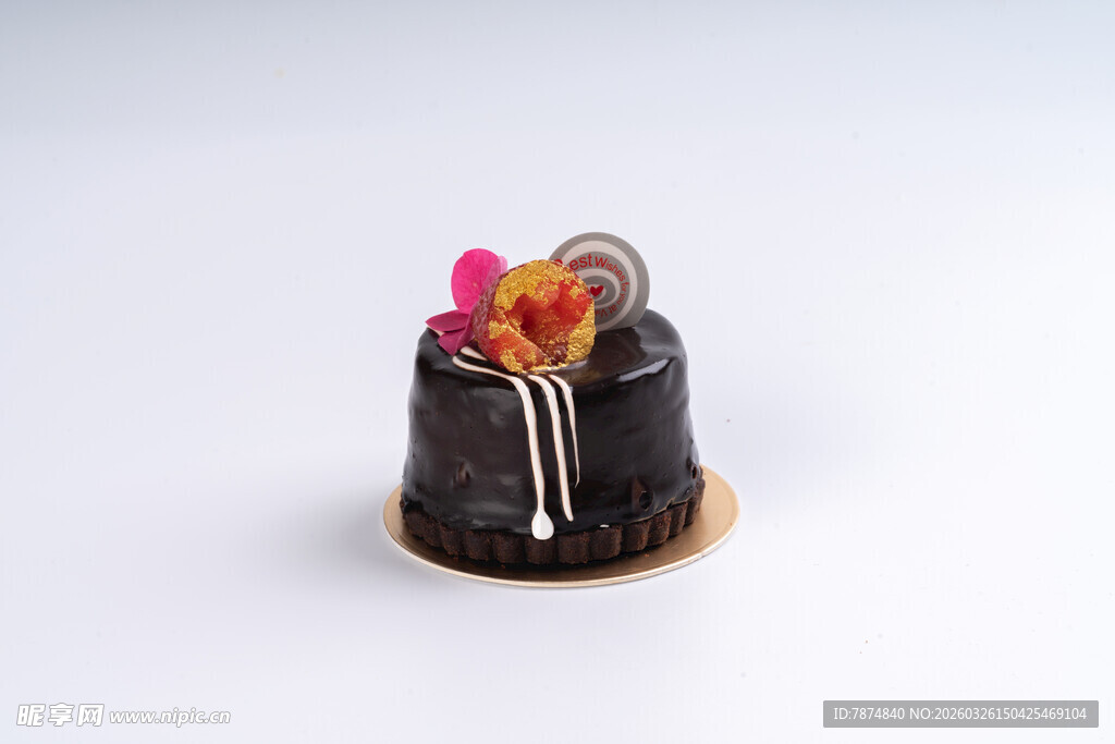 巧克力淋面装饰小蛋糕