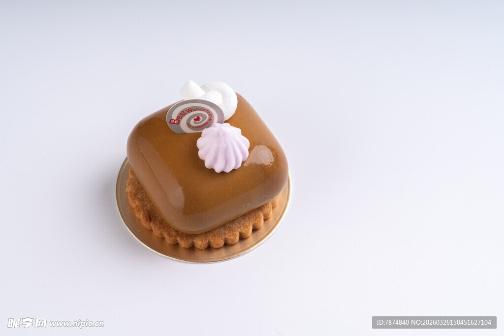 贝壳装饰的精致小甜点