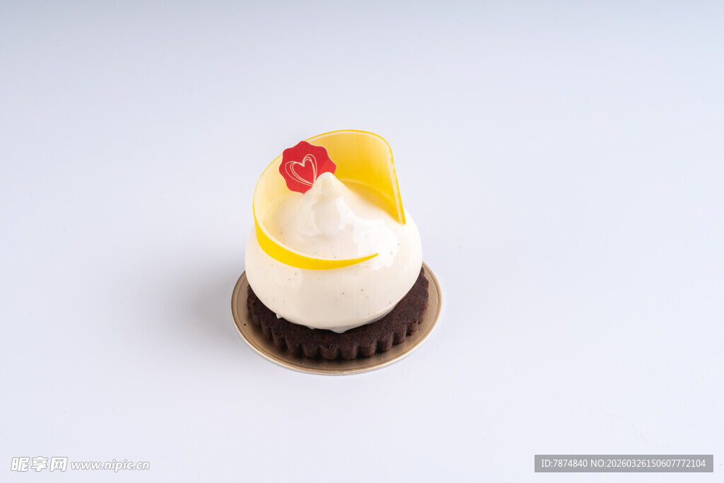 精致小蛋糕 点缀水果