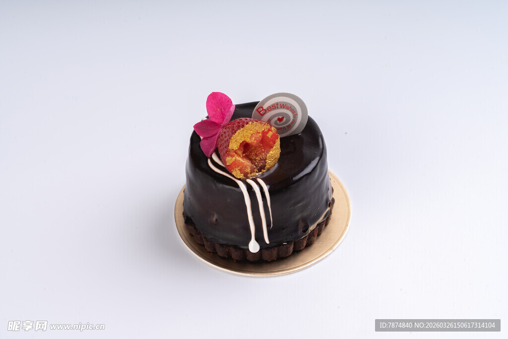 精致巧克力装饰小蛋糕