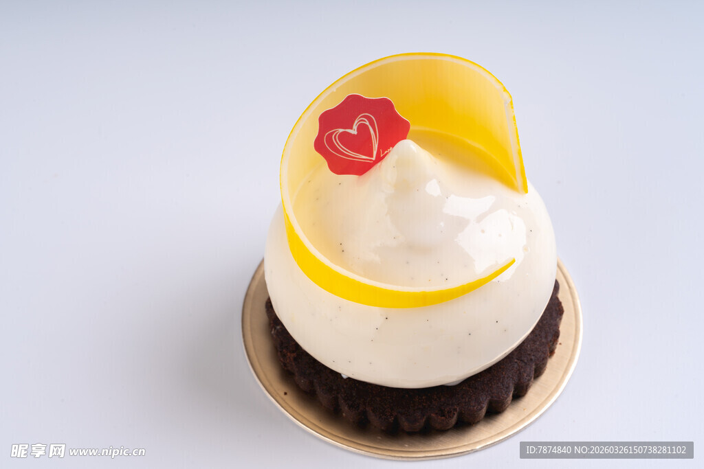 芒果装饰的美味小蛋糕