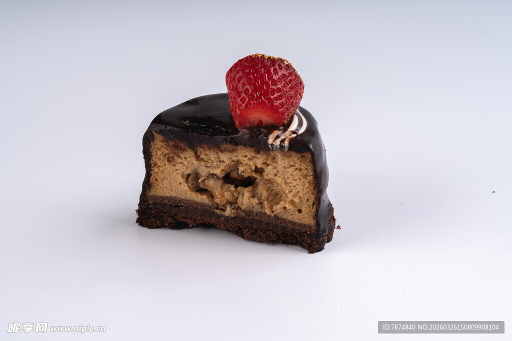 巧克力草莓装饰美味蛋糕