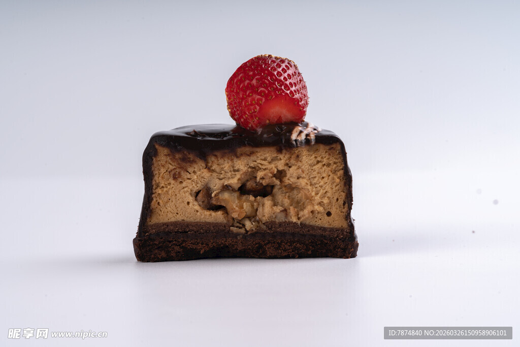 草莓装饰的美味巧克力蛋糕