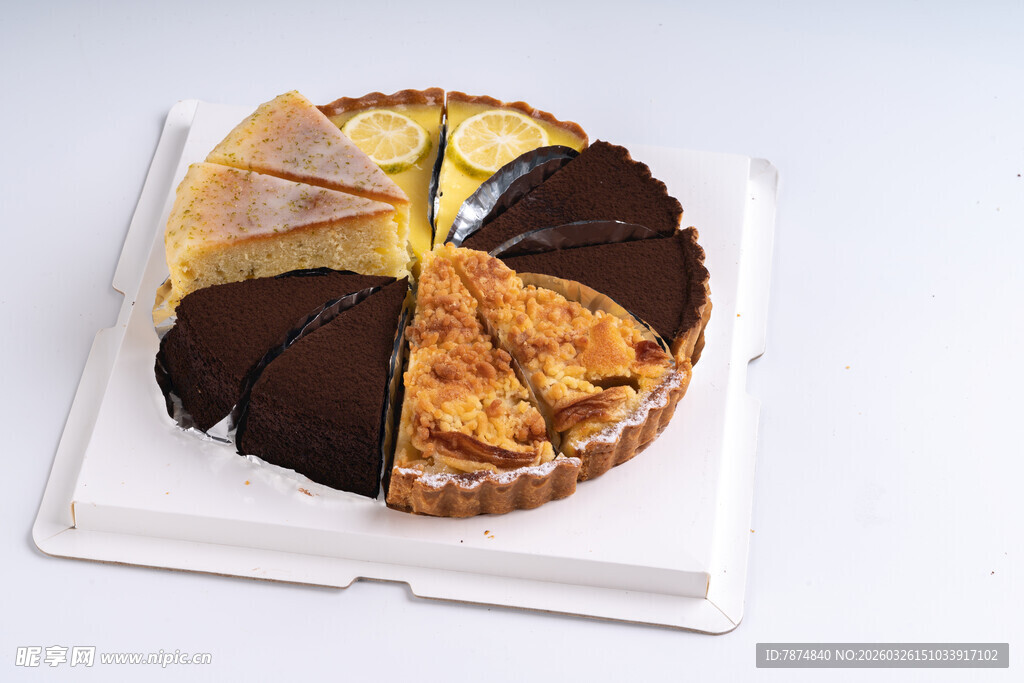 多样口味组合蛋糕拼盘