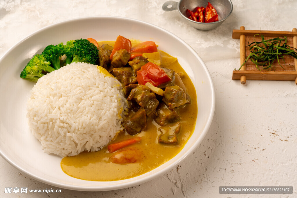 美味咖喱饭搭配新鲜蔬菜