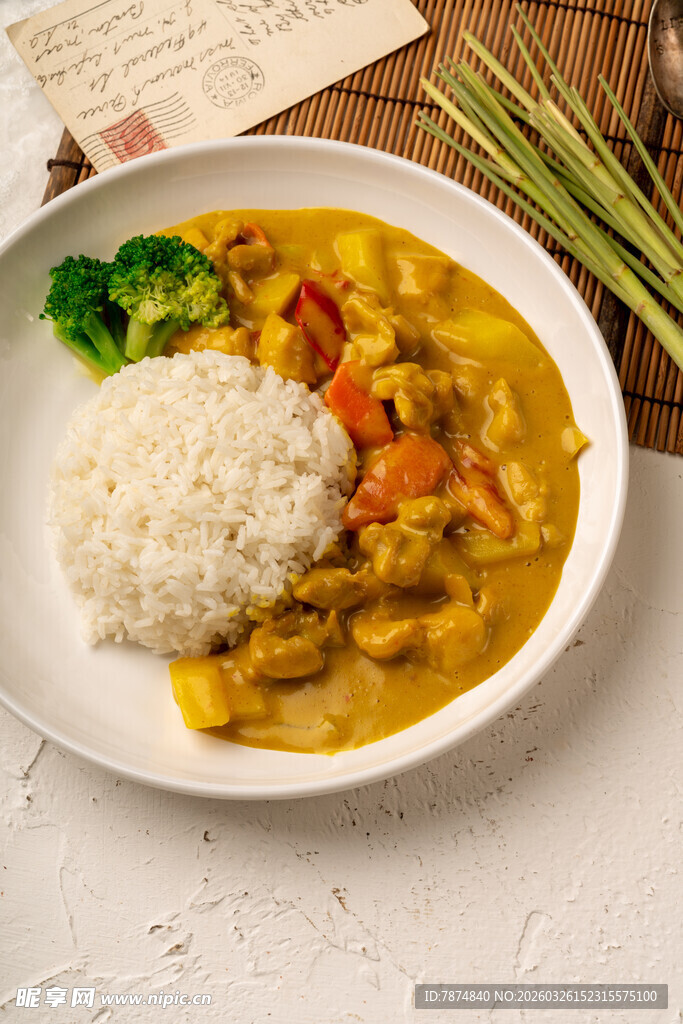 美味咖喱饭搭配新鲜蔬菜