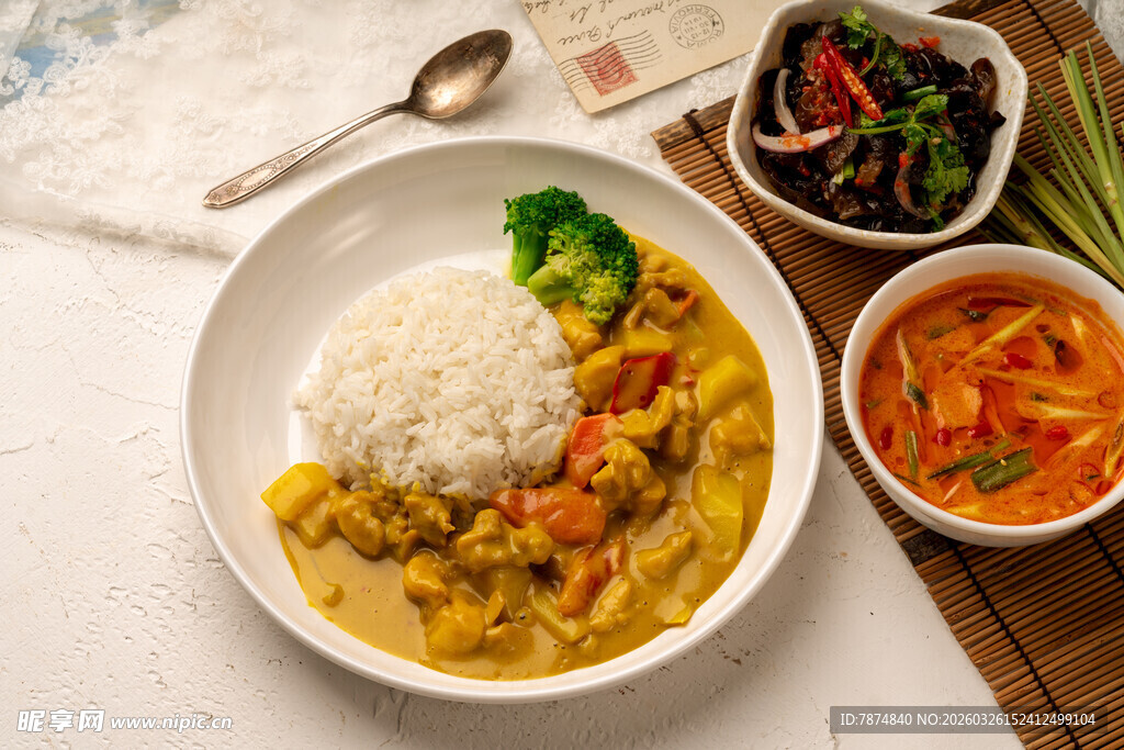 美味咖喱饭搭配多样小菜