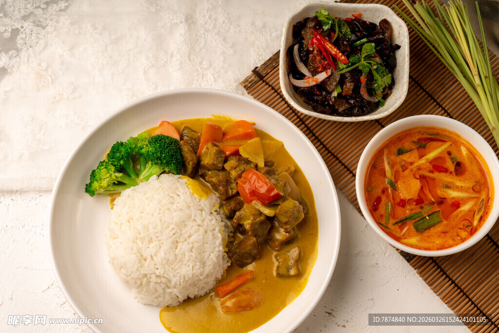 美味咖喱饭搭配多样小菜