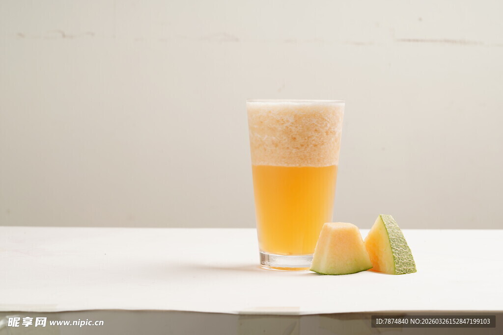 一杯哈密瓜汁与瓜块