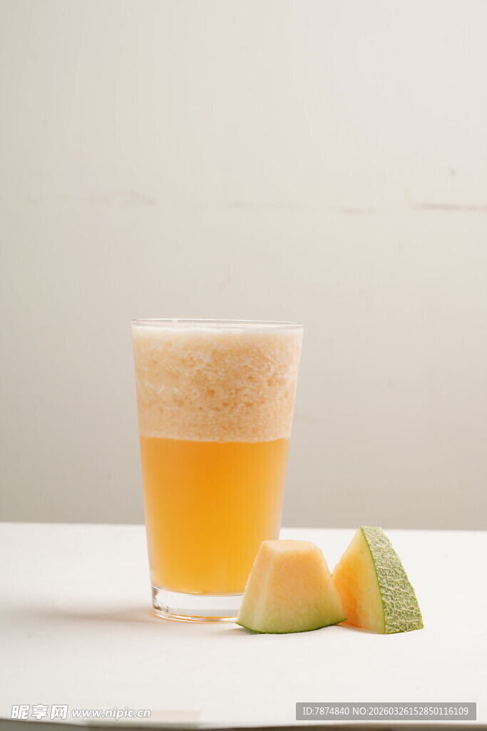 一杯鲜榨蜜瓜汁及瓜块