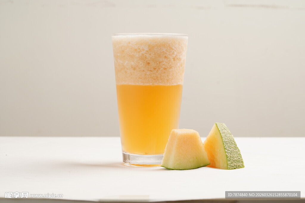 一杯鲜榨蜜瓜汁与蜜瓜块
