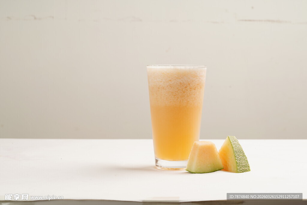 一杯鲜榨果汁配水果切片