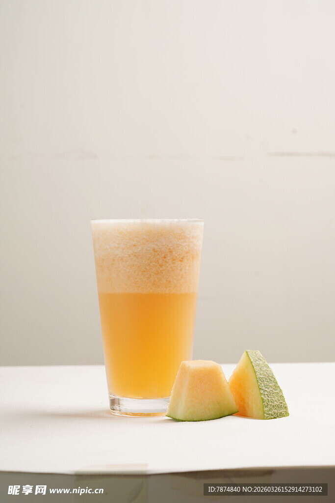 一杯鲜榨蜜瓜汁配瓜块