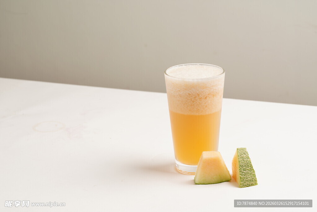 一杯鲜榨果汁配水果块