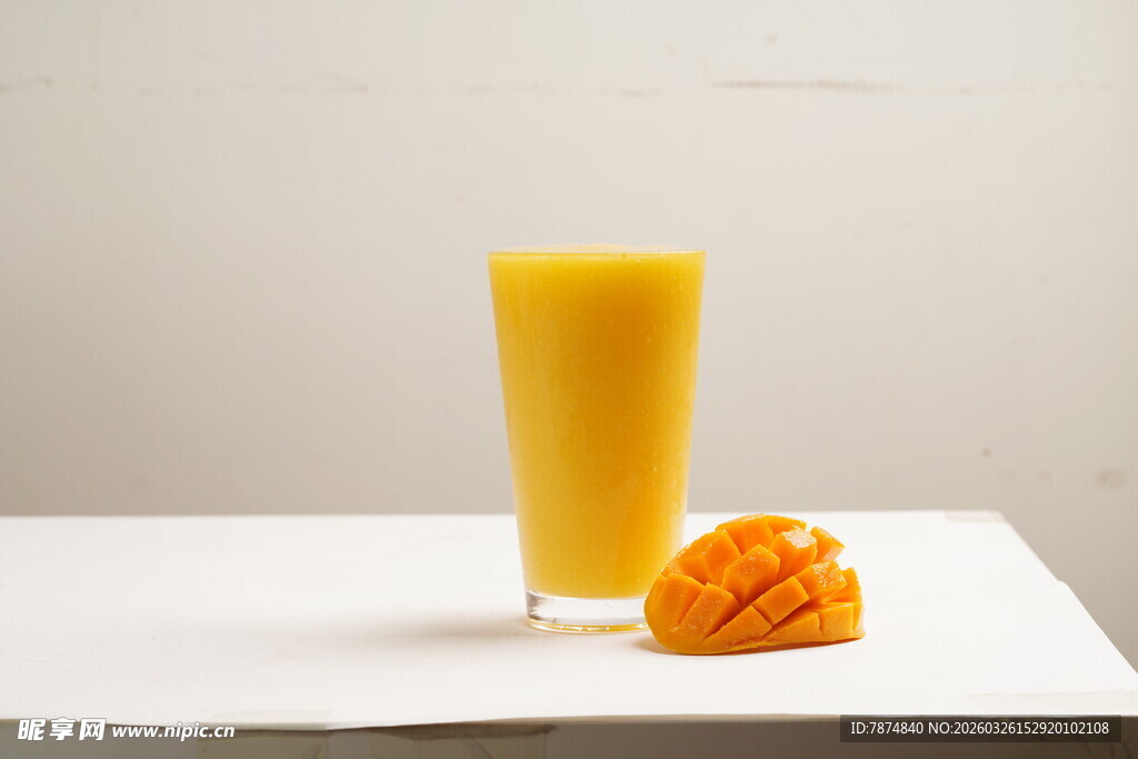 一杯芒果汁与新鲜芒果