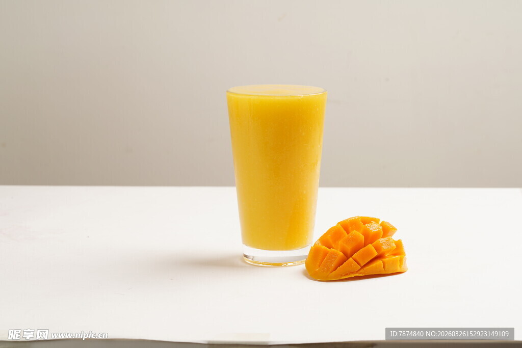 一杯芒果汁与新鲜芒果