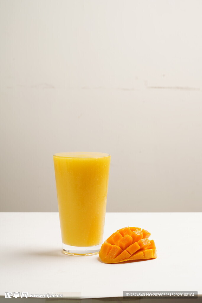 一杯芒果汁与新鲜芒果块