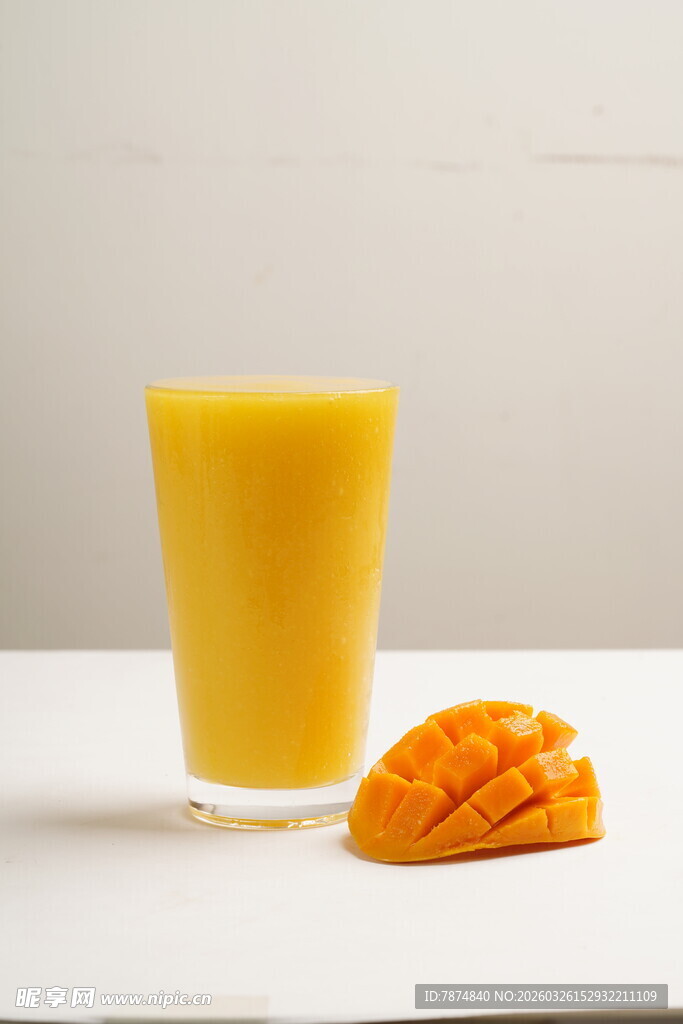一杯芒果汁与新鲜芒果