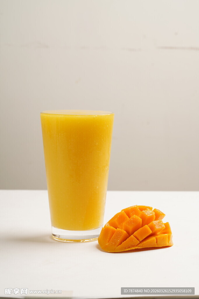 一杯鲜榨芒果汁与芒果块