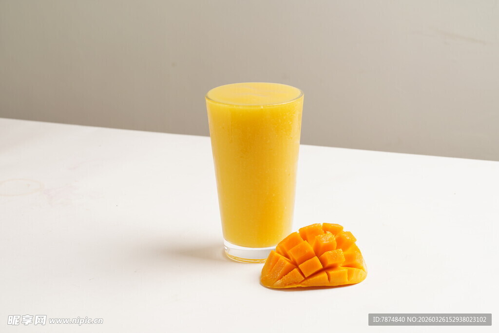 一杯芒果汁与新鲜芒果块